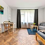 Cosy 10 Min Center *