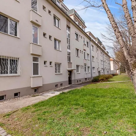 Cosy 10 Min Center Апартаменти Братислава